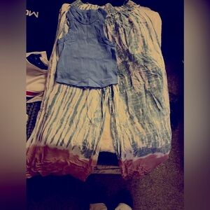 Beautiful super wide leg flowing pants, super stretchy waste, matching tank top